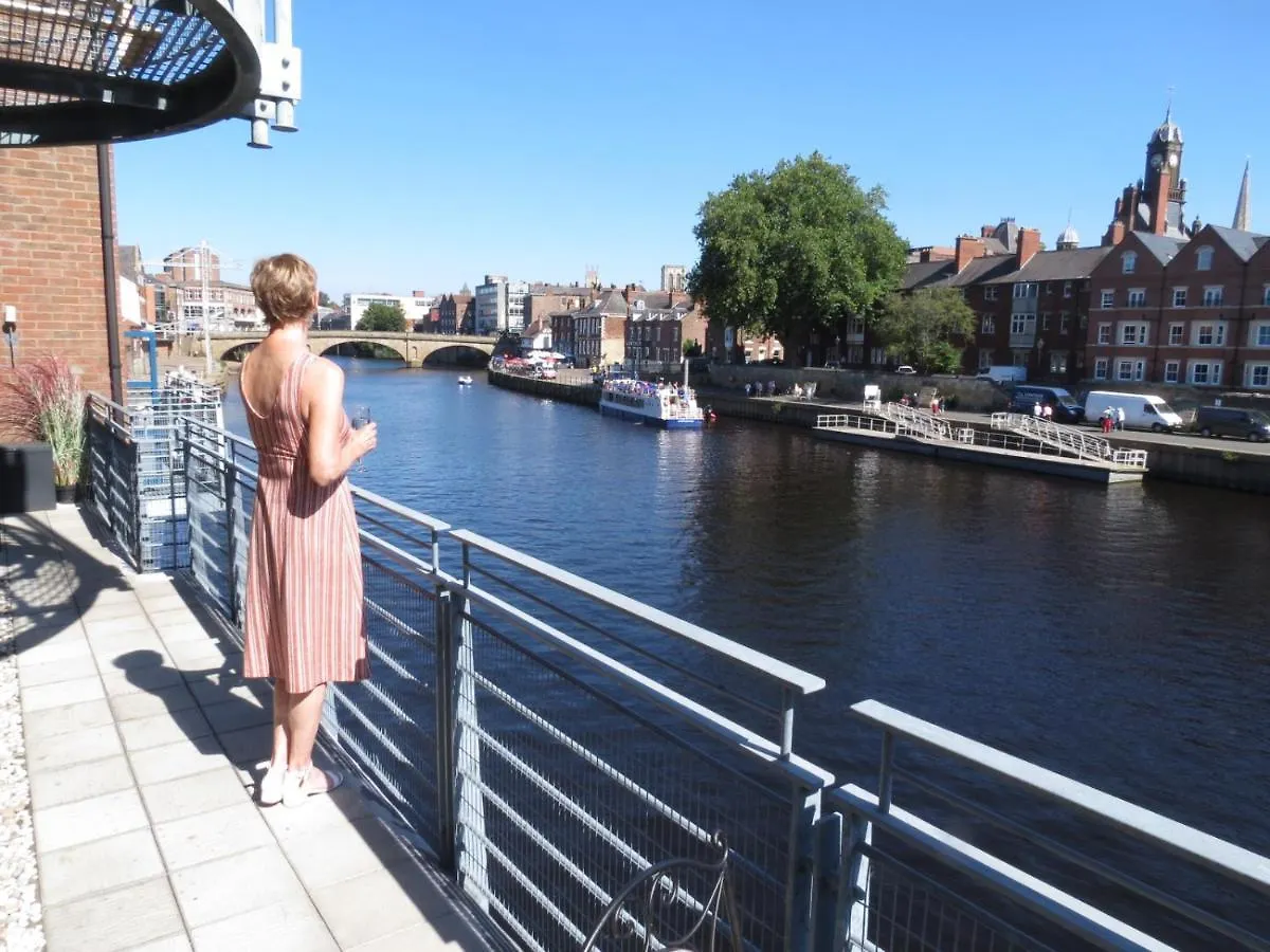 3 Emperors Wharf With Stunning River Views ヨーク
